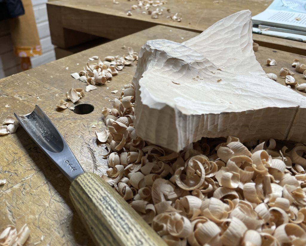 Mantarochen in Arbeit, Lindenholz