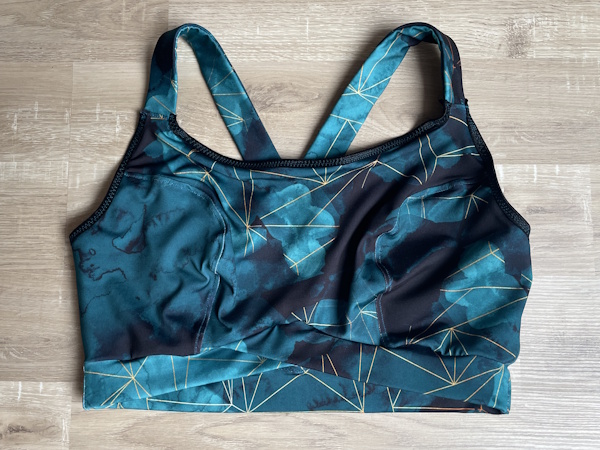 Christina Sports Bra von Porcelynne - ein ruhiger Begleiter für meinen Alltag 2 Christina sports bra von porcelynne, petrolfarben mit grafoischen elementen