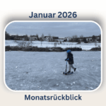 Kind mit Helm fährt mit dem Roller über einen zugefrorenen See im verschneiten Rheinland – ein seltener Wintertag mit viel Schnee und Eis.