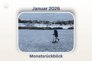 Monatsrückblick Januar 2026 2 Kind mit Helm fährt mit dem Roller über einen zugefrorenen See im verschneiten Rheinland – ein seltener Wintertag mit viel Schnee und Eis.
